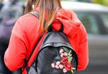 Lederrucksack mit Blumenprint von Pimkie | © Getty Images | Edward Berthelot