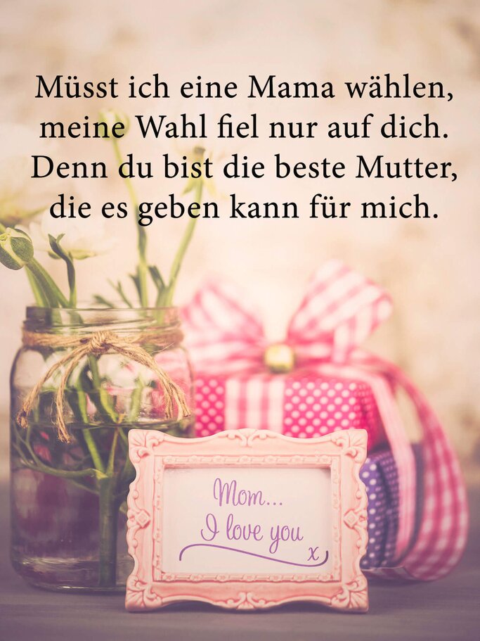 Gedicht zum Muttertag mit Blumen und Geschenken im Hintergrund | © iStock | CatLane