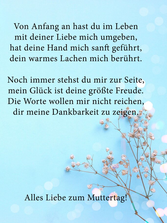 Muttertagsgedicht auf blauem Hintergrund mit Blumen | © iStock | HiddenCatch