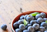 Blaubeeren in einer Schale auf einem Tisch | © iStock | juefraphoto