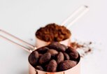 Kakao in unterschiedlichen Formen in kleinen Gefäßen | © iStock | SEE D JAN
