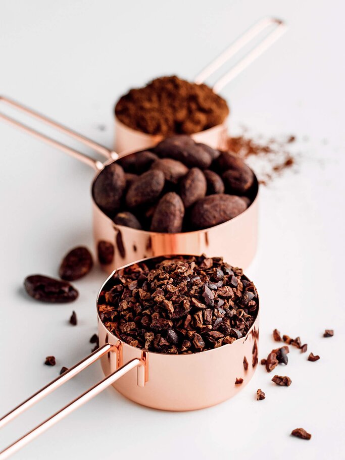 Kakao in unterschiedlichen Formen in kleinen Gefäßen | © iStock | SEE D JAN
