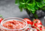 Tomatensauce im Glas und frische Tomaten | © iStock | YelenaYemchuk