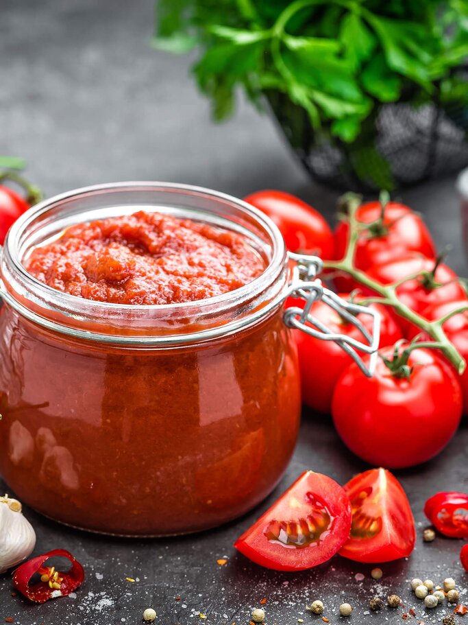 Tomatensauce im Glas und frische Tomaten | © iStock | YelenaYemchuk