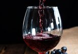 Rotwein, der gerade in ein Glas eingegossen wird | © iStock | HandmadePictures