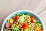 Sprossen in einem bunten Salat | © iStock | prabhjits