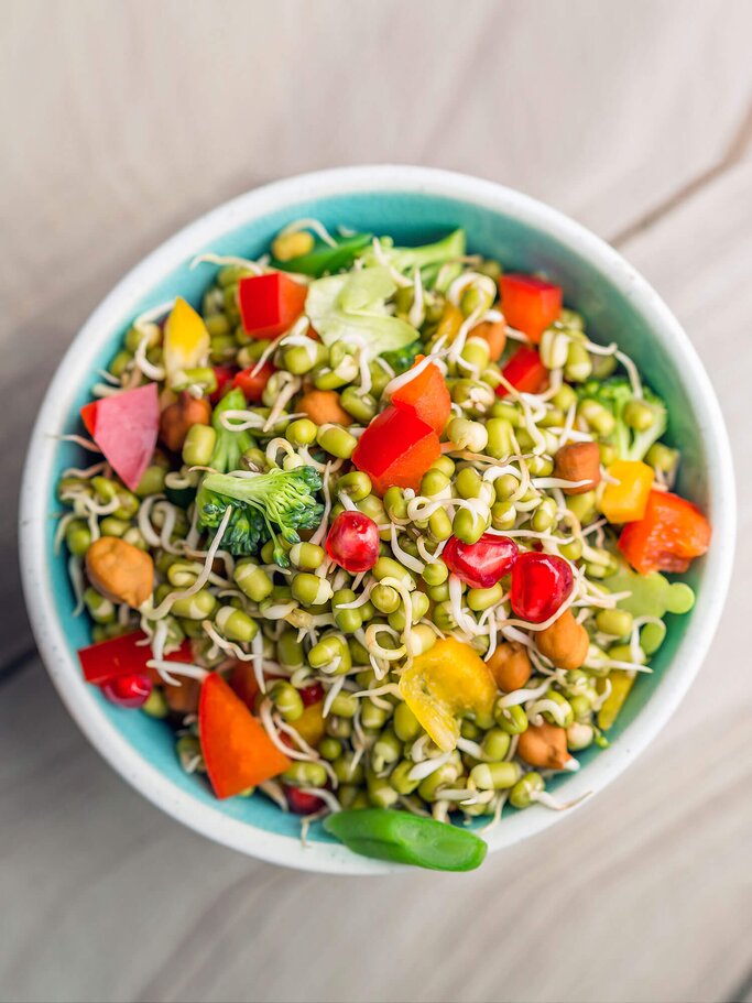 Sprossen in einem bunten Salat | © iStock | prabhjits