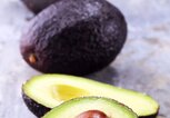 aufgeschnittene Avocado auf einer Steinplatte | © iStock | beats3