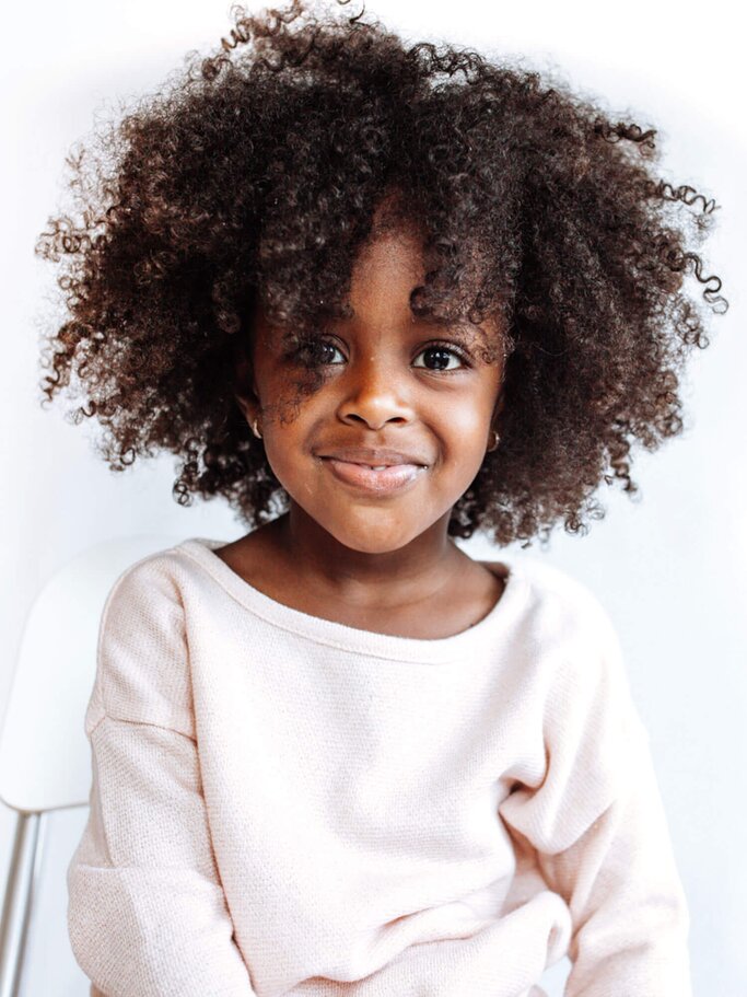 kleines Mädchen mit Lockenfrisur | © iStock | Weekend Images Inc.