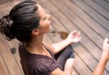 Frau beim Meditieren | © iStock | webphotographeer