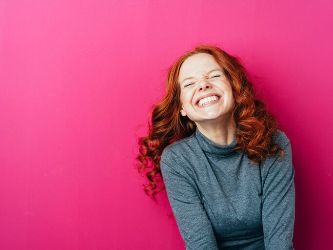 Frau mit einem breiten Lächeln | © iStock | stockfour
