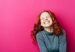 Frau mit einem breiten Lächeln | © iStock | stockfour