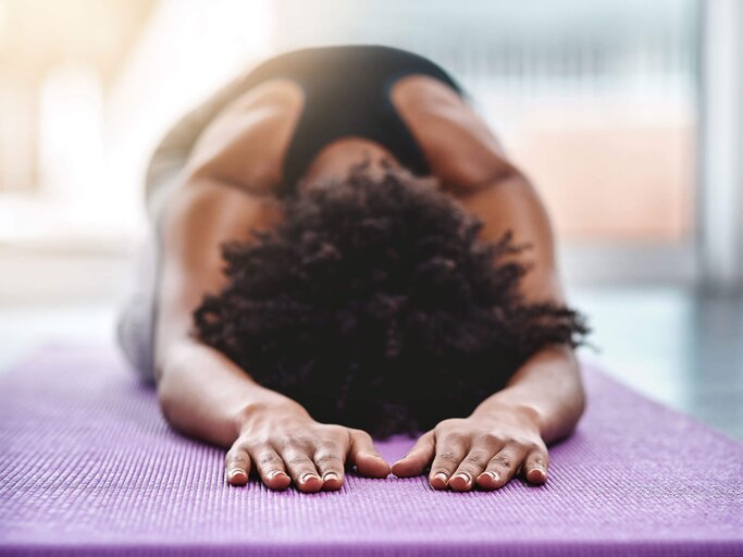 Frau bei einer Entspannungsübung auf der Yogamatte | © iStock | PeopleImages