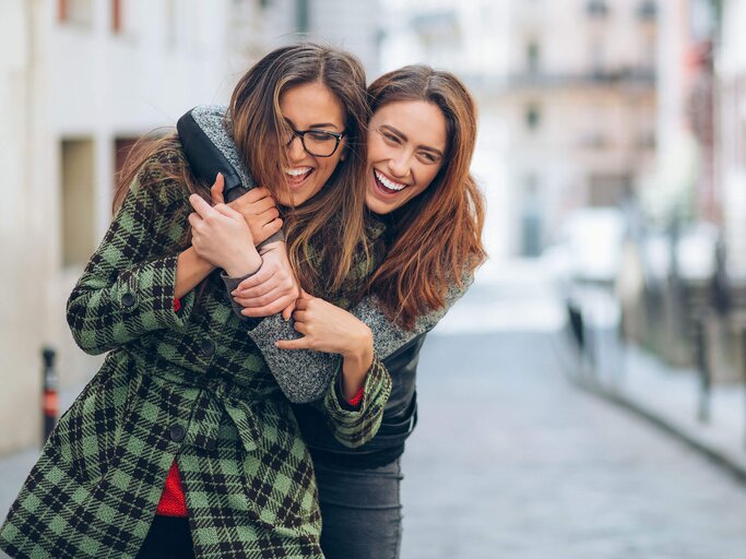 Zwei Frauen umarmen sich und haben Spaß | © iStock | martin-dm