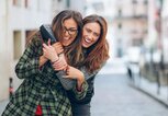 Zwei Frauen umarmen sich und haben Spaß | © iStock | martin-dm