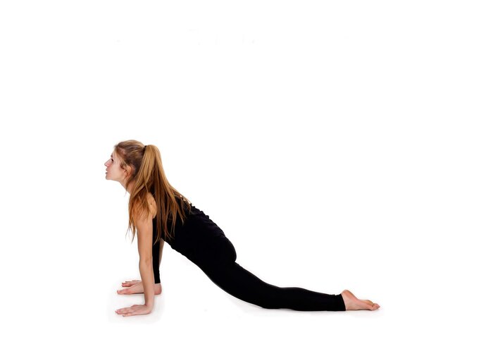 Frau übt Sonnengruß - Anjaneyasana | © iStock | GoodLifeStudio