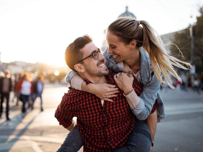Glückliches Paar in der Stadt | © iStock | mihailomilovanovic