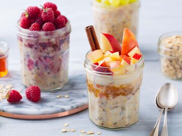 Overnight Oats, über Nacht eingeweichte Haferflocken, mit frischen Früchten garniert | © iStock | AnnaPustynnikova