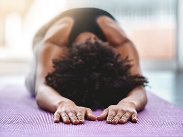 Frau bei einer Entspannungsübung auf der Yogamatte | © iStock | PeopleImages