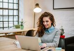 Junge Frau im modernen Büro, die am Laptop arbeitet | © iStock | nortonrsx