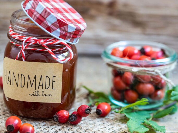 selbstgemachte Marmelade mit netter Aufschrift | © iStock | Sarah Biesinger