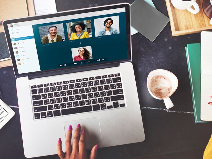 Video-Chat an einem Laptop | © iStock | Rawpixel
