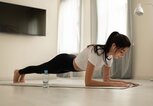 Frau macht mit dem Handy ein Workout zuhause | © iStock | Niyaz_Tavkaev