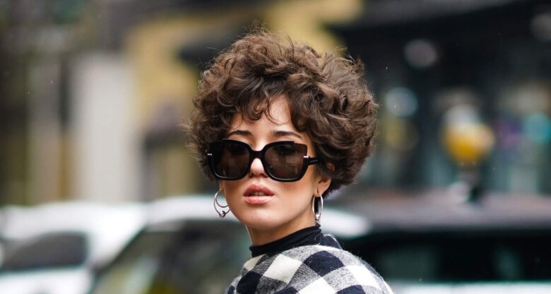 Street Style Bild von Frau mit kurze Haaren und Locken in New York. | © Getty Images | Edward Berthelot