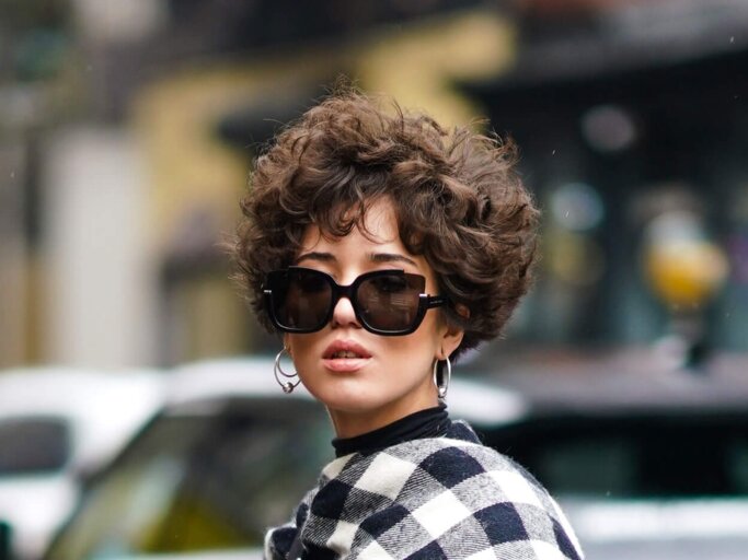 Street Style Bild von Frau mit kurze Haaren und Locken in New York. | © Getty Images | Edward Berthelot