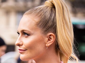 Poppy Delevingne trägt einen Ponytail als Hochsteckfrisur. | © Getty Images | Claudio Lavenia