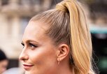 Poppy Delevingne trägt einen Ponytail als Hochsteckfrisur. | © Getty Images | Claudio Lavenia