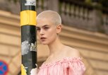 Cajsa Wessberg bei der Fashion Week in Stockholm mit einem blondierten Buzz Cut als Frisur. | © Getty Images | Matthew Sperzel
