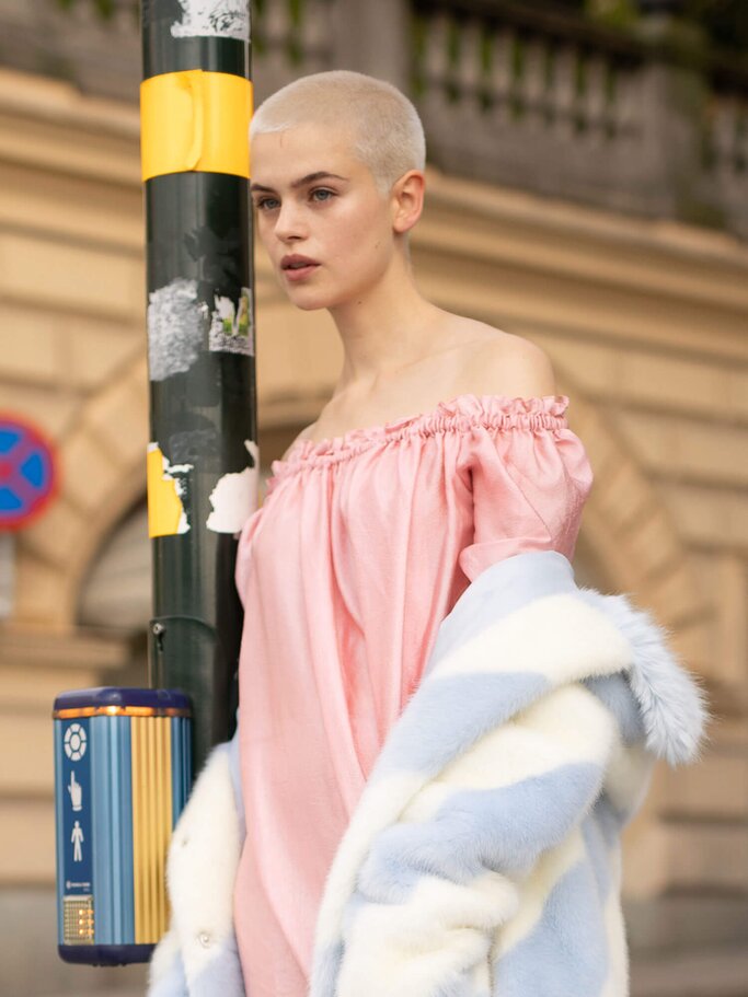 Cajsa Wessberg bei der Fashion Week in Stockholm mit einem blondierten Buzz Cut als Frisur. | © Getty Images | Matthew Sperzel