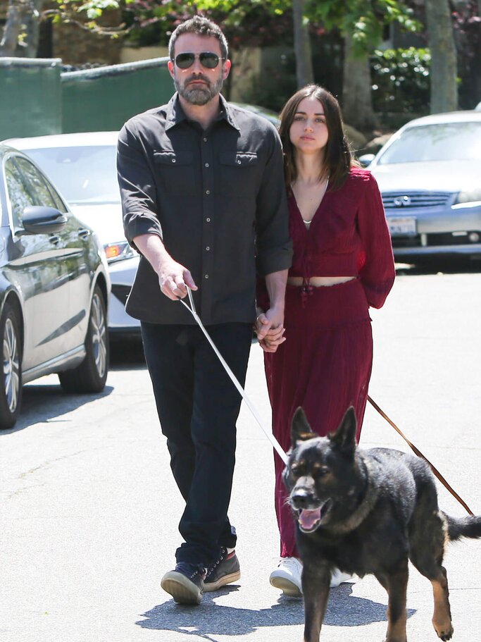 Ana de Armas und Ben Affleck gehen mit Hund spazieren. | © Getty Images |  BG004/Bauer-Griffin