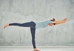 Frau macht Yoga und übt Yoga-Übung Krieger III. | © iStock | millann