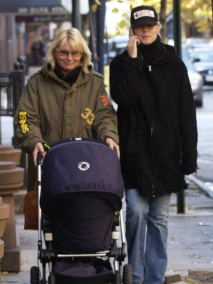 Heidi Klum unterwegs mit Mutter Erna und einem Kinderwagen | © Getty Images | Mario Magnani 