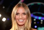 Heidi Klum mit ausladendem Dekollete und ihren Brüsten Hans und Franz | © Getty Images | Christopher Polk 