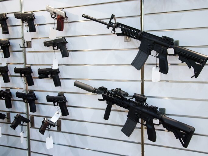 Waffen in einem US-Amerikanischen Waffenladen | © iStock | artas