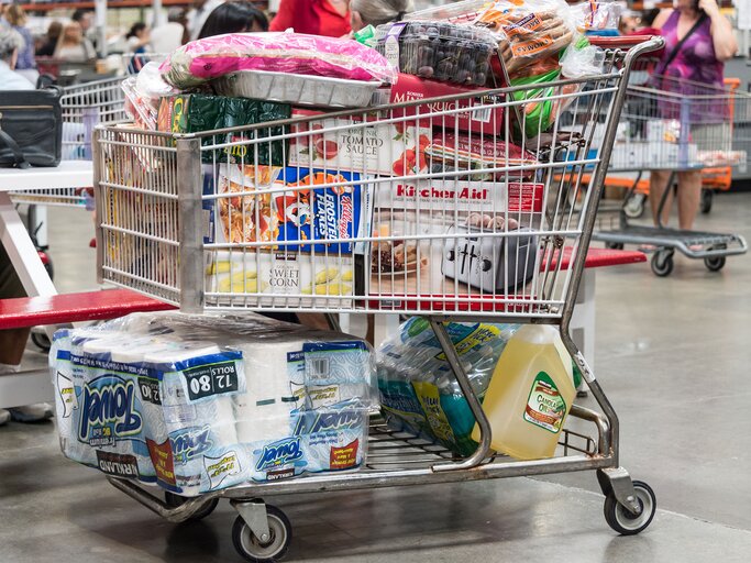 voller Einkaufswagen in einem Supermarkt | © iStock | Juanmonino