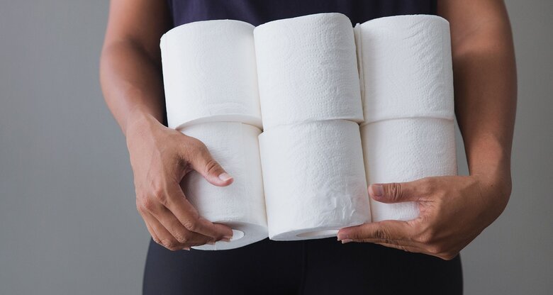 Frau mit vielen Rollen Klopapier in der Hand | © iStock | Kanawa_Studio