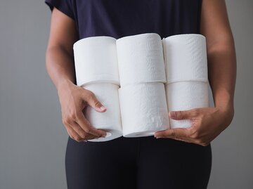 Frau mit vielen Rollen Klopapier in der Hand | © iStock | Kanawa_Studio