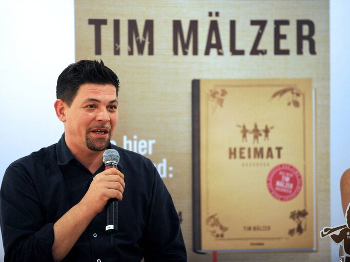 Tim Mälzer bei der Präsentation seines neuen Kochbuchs | © imago images / STAR-MEDIA
