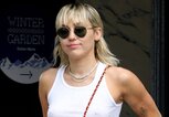 Miley Cyrus im Jahr 2020 vor einem Hotel in New York City. | © Getty Images | Pierre Suu