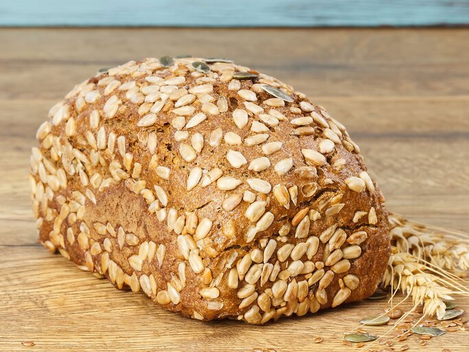 Vollkornbrot mit Sonnenblumenkernen | © iStock | SStajic