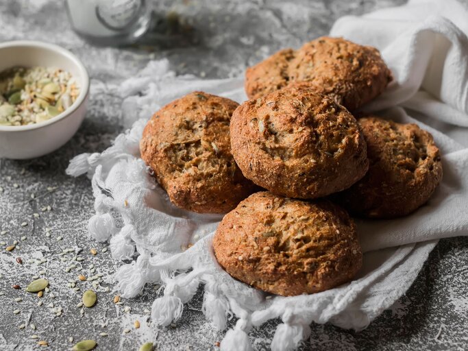 Vollkorn-Brötchen | © iStock | OksanaKiian