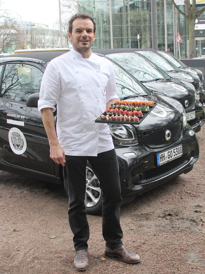 Steffen Henssler mit Sushi vor seinem Auto | © Getty Images | Tristar Media