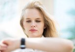Hübsche Frau schaut auf die Uhr | © iStock | PKpix