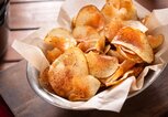 Schale mit Kartoffelchips sorgen für Cellulite. | © iStock | rudisill