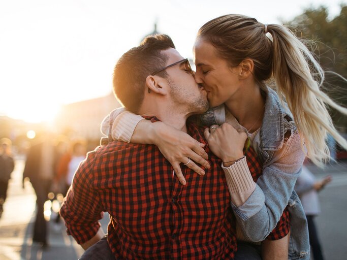 Junges Paar küsst sich | © iStock | mihailomilovanovic