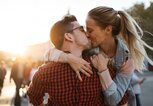 Junges Paar küsst sich | © iStock | mihailomilovanovic